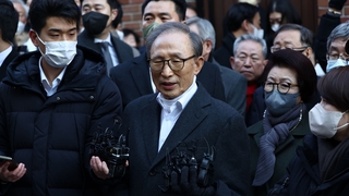 자택 돌아온 이명박 전 대통령 "국민께 송구…대한민국 번영 위해 기도"