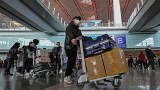 '방역 만리장성' 3년 만에 폐지…베이징 공항 북적