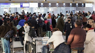 설 연휴 3년 만에 해외로…공항은 북새통