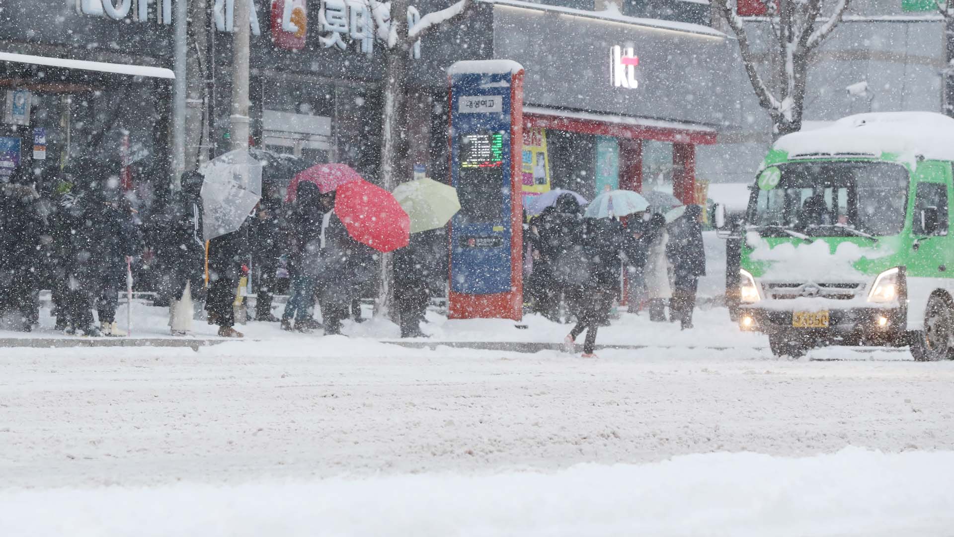 출근길 수도권 눈 펑펑…"대중교통 이용"