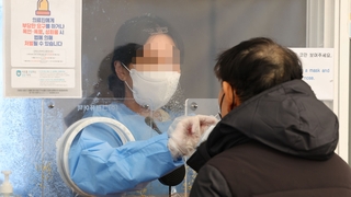 이틀째 1만명대 확진…일상회복 로드맵 속도