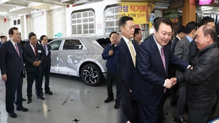 "1주년 자축할 때 아냐"…울산서 경제·민생 행보