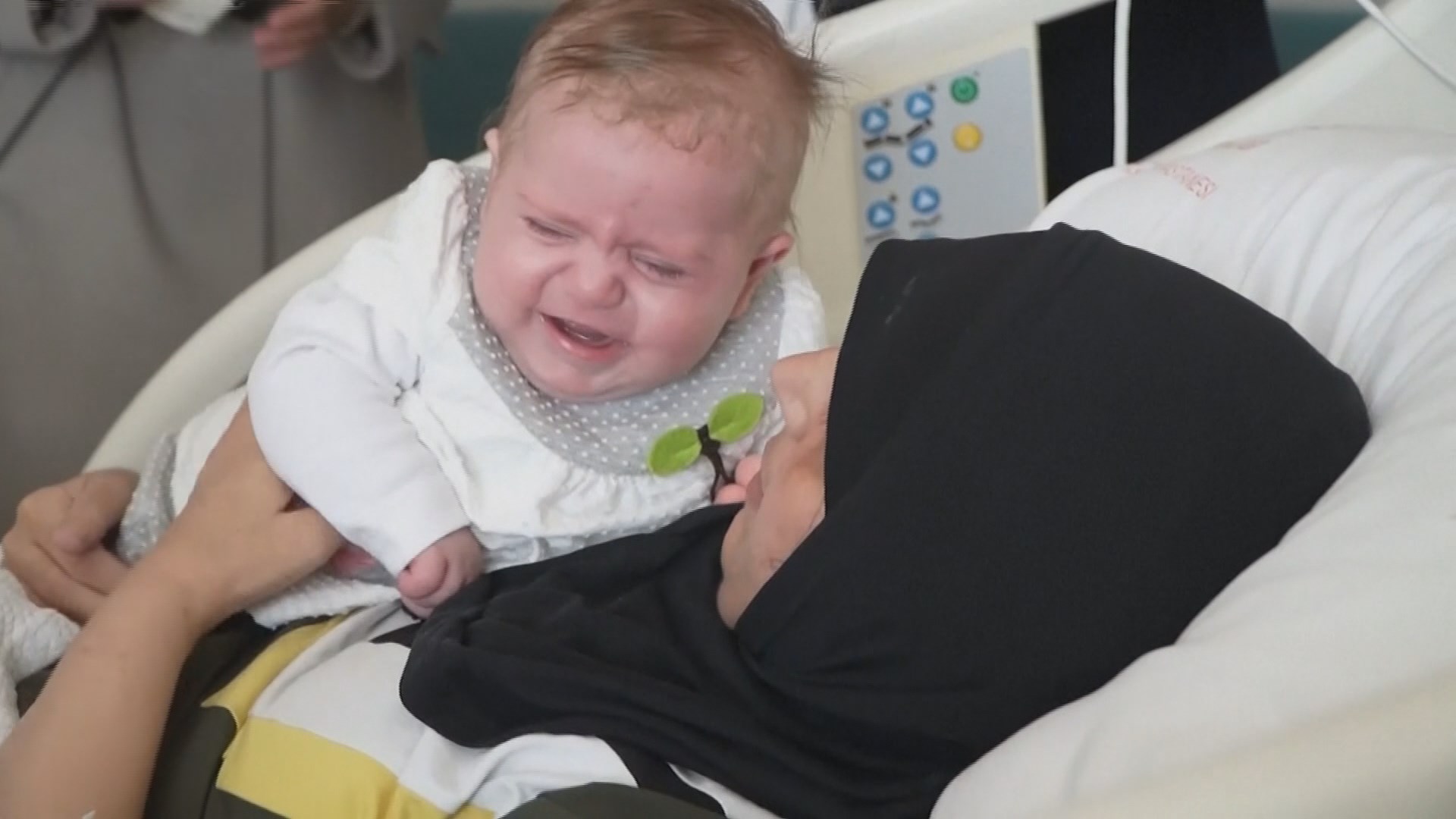 [지구촌톡톡] 튀르키예 지진 생존 아기, 54일만에 엄마 품으로 外