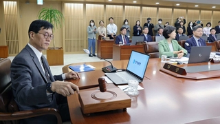 기준금리 또 동결…"성장률, 1.6% 밑돌 것"