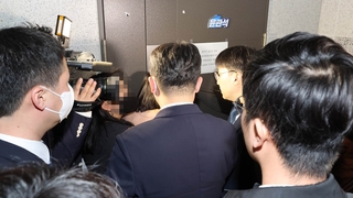 검찰, 민주당 전대 '돈봉투' 수사…윤관석 압수수색