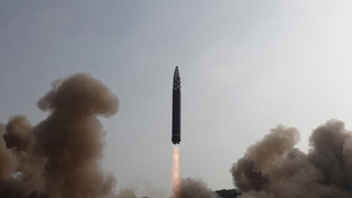 북한, 신형 탄도미사일 발사…고체연료 ICBM 가능성
