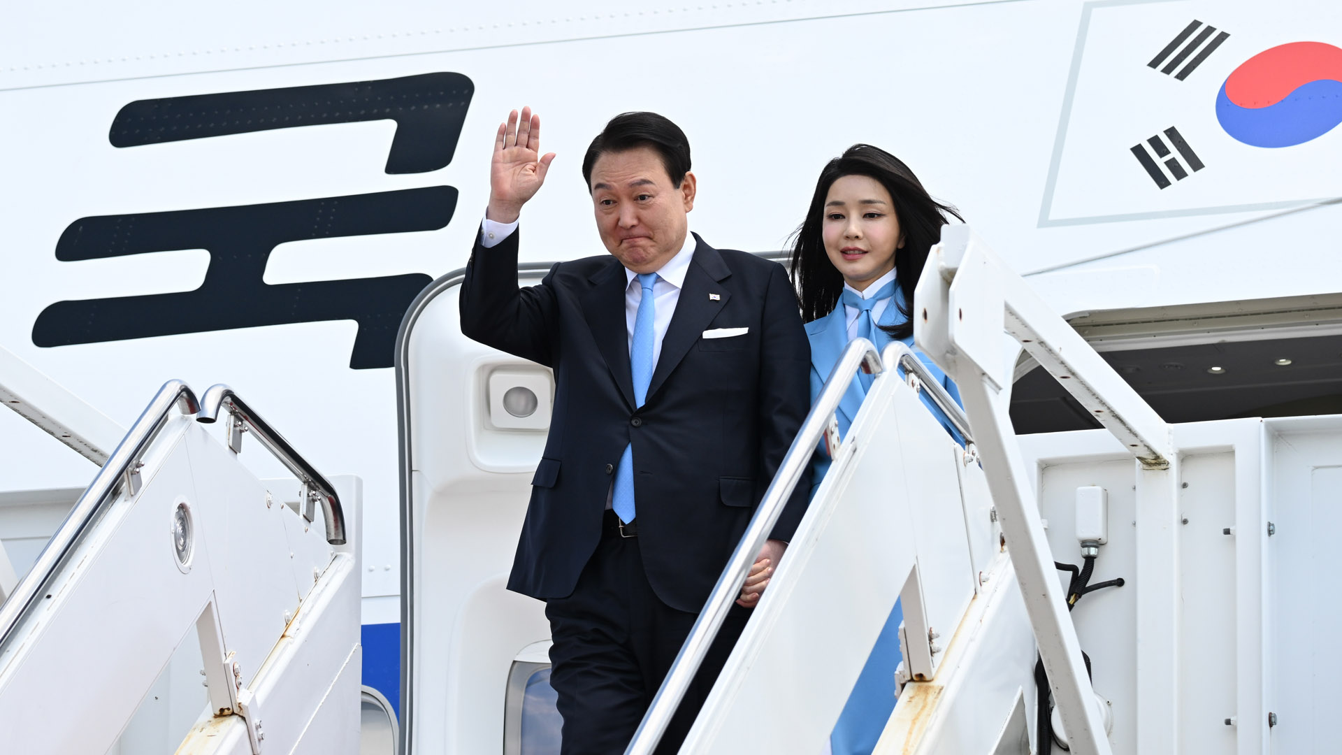 윤대통령, 바이든과 한국전 기념비 헌화…국빈 방미 이틀차 밀착 외교