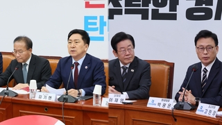 윤석열 정부 1년 엇갈린 평가…"정상화 시간" "총체적 위기"