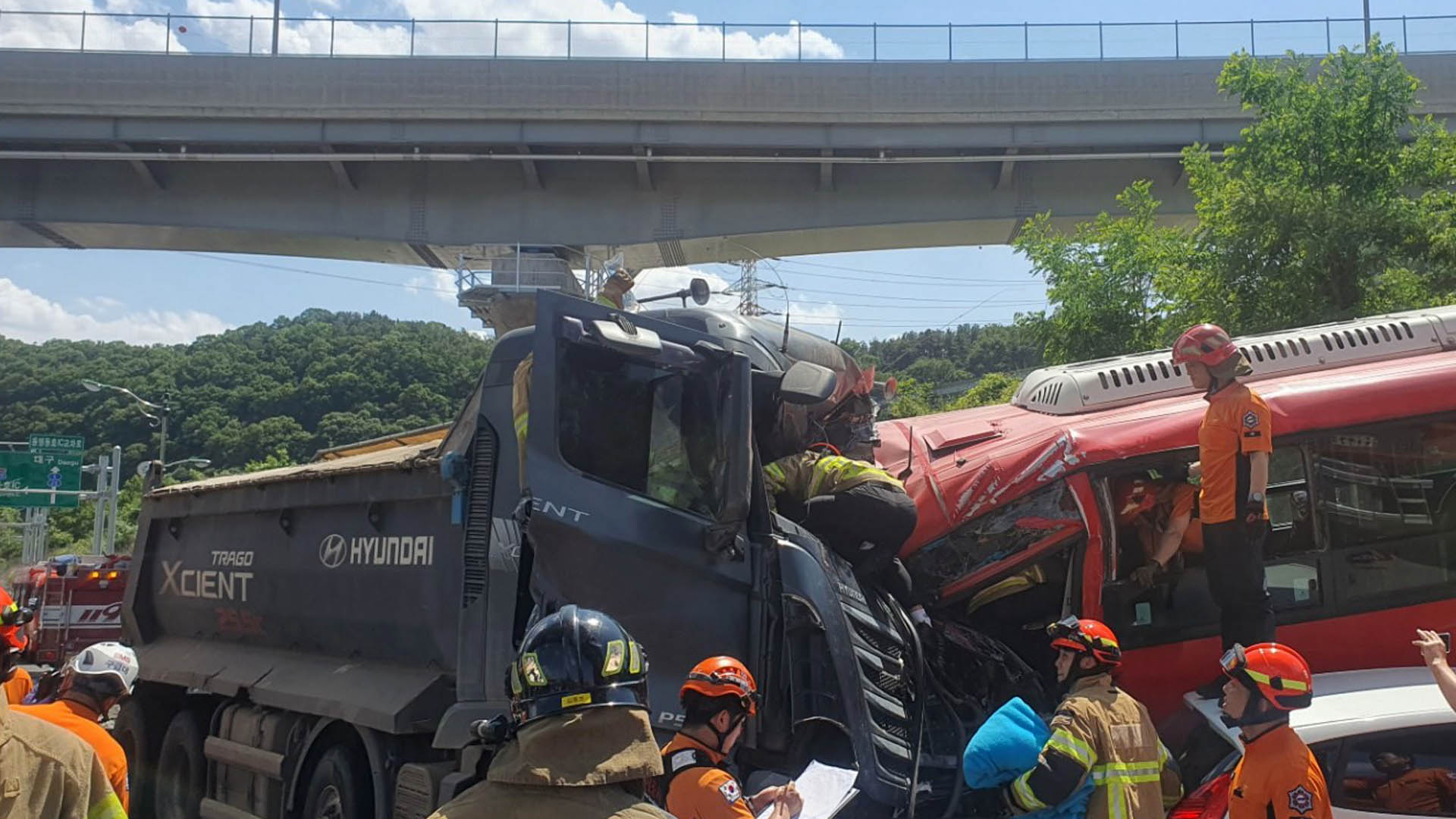 경북 칠곡서 25t 대형화물차, 시내버스 등 <em class='find'온라인카지노 조작</em 11명 부상