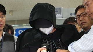 항공기 비상문 강제개방 30대 구속…"아이들에게 미안"
