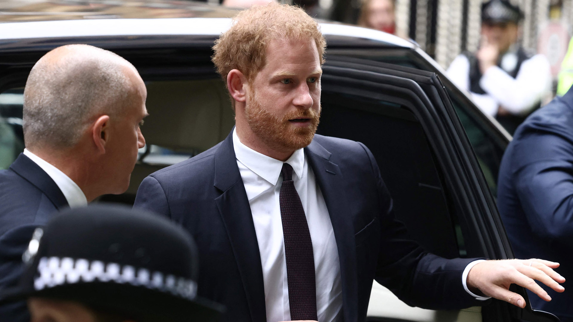 법정 선 해리 왕자 "손에 피 묻힌 언론, 죽음까지 불러"