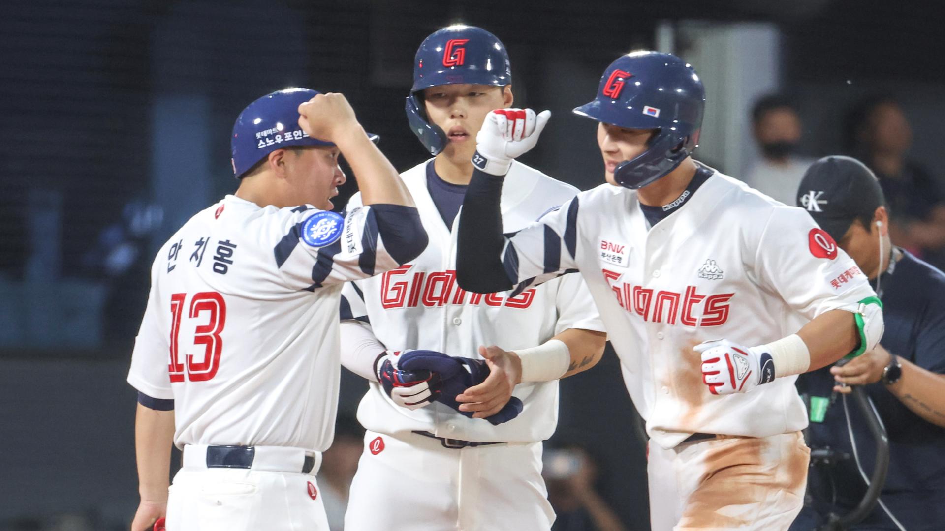 윤동희, 문동주 상대 홈런포…롯데 3위 탈환