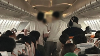 기내서 또 출입문 개방 시도…승무원 제압해 경찰 인계