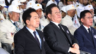 '6·25 노래' 나란히 제창했지만…엇갈린 대북 해법