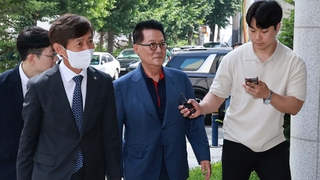 '채용비리 의혹' 박지원 전 국정원장 경찰 출석