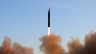 북한, ICBM 동해상 발사…"고도 6천km에 74분 비행"