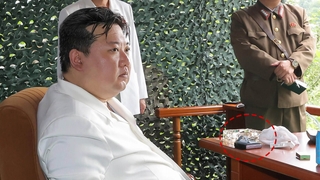 ICBM 발사장서 김정은 폴더블폰 포착…갤럭시 아니면 중국산?