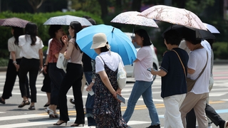 태풍 '독수리'가 밀어올린 뜨거운 열기…장마 끝낼까
