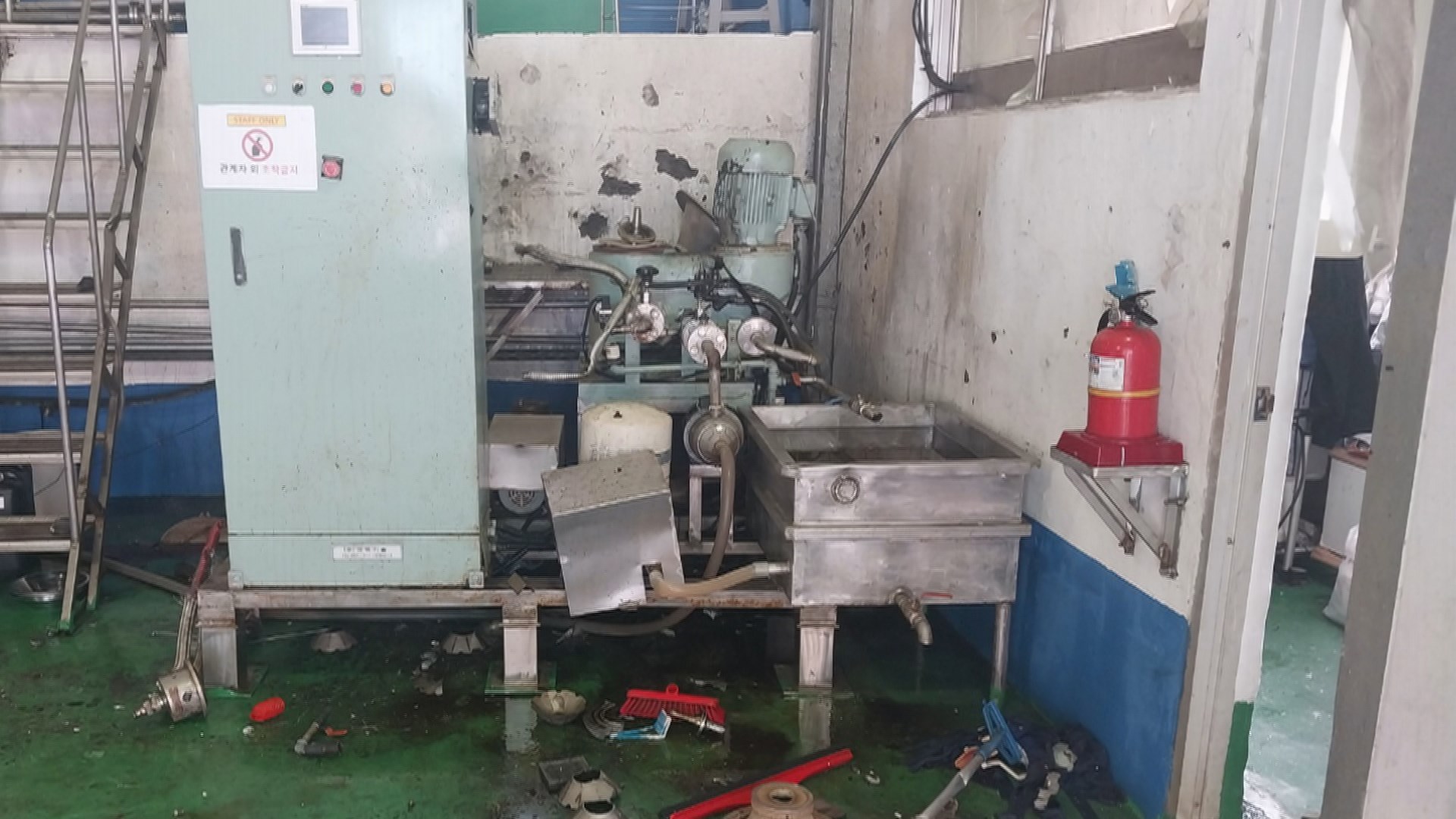 경남 거제 <em class='find'굴</em 가공공장서 폭발 사고…여성 작업자 2명 중상