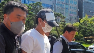 분당 흉기난동 피의자 구속…대중에 모습 첫 공개