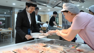 오염수 우려에…윤대통령, 한총리와 수산물 식사