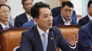 "부친도 친일파 아니냐"…문, 박민식 고발
