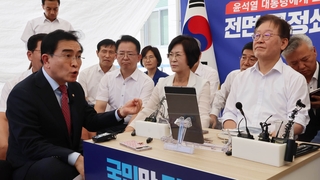 태영호, 단식천막 찾아 "막말 조치해달라" 항의…민주 "무뢰배"