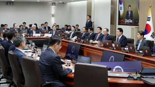 윤대통령 "한중일정상회의 추진…중국, 책임있는 역할해야"