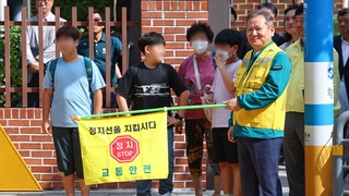 담장 밀어 길트고 신호등 정비…안전 통학길 조성 노력