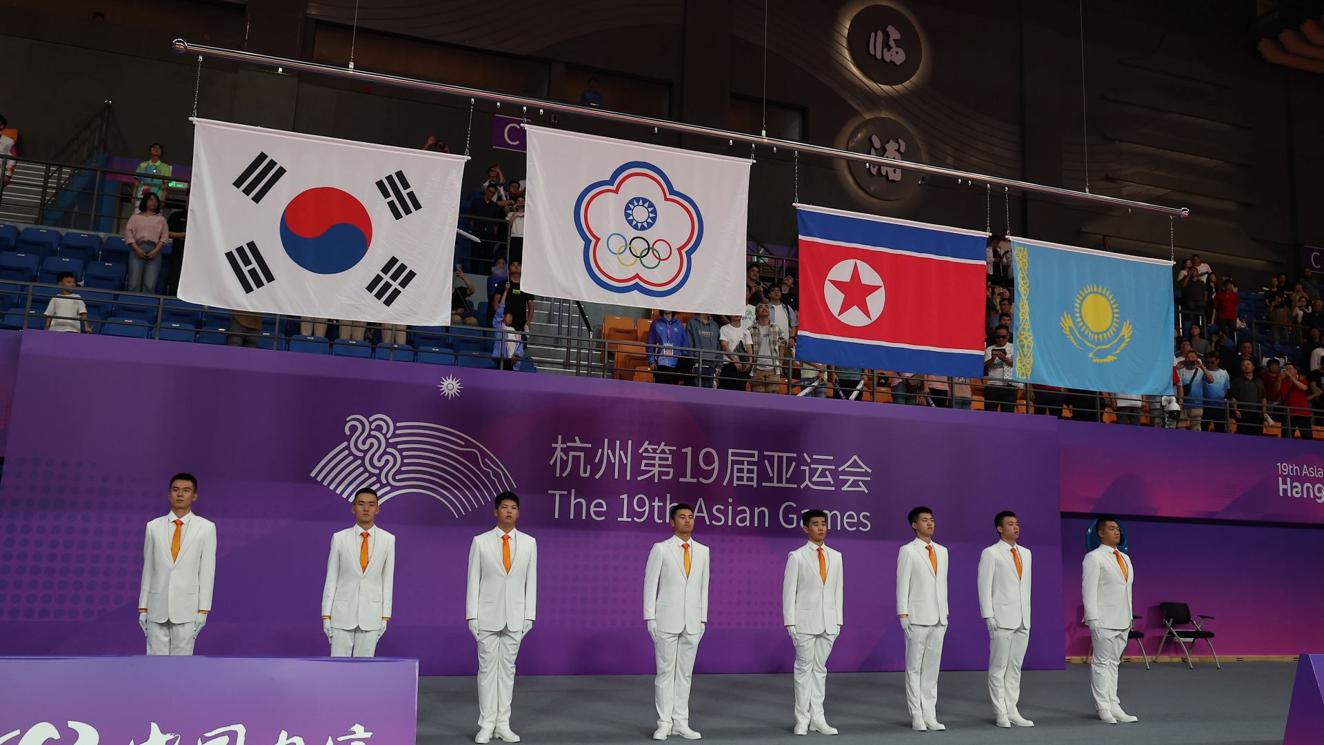 '규정위반' 인공기 펄럭…벽 세운 온라인카지노 유니88 선수단