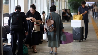 선물 안고 고향으로…'설렘 가득' 귀성행렬 시작