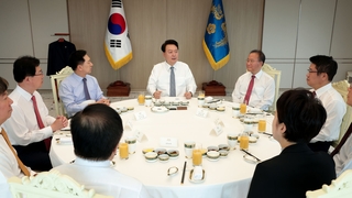 윤대통령 "국민은 왕, 무조건 옳아"…여 지도부 깜짝 오찬서 소통 공감