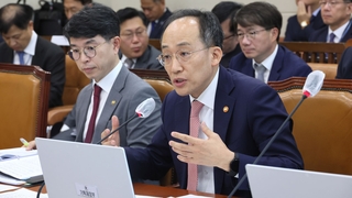 '재정적자·세수펑크' 책임 공방 치열…기재부 국감