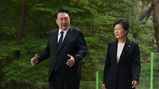윤대통령, 순방 직후 박정희 추도식…박근혜와 오솔길 대화