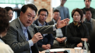 윤 대통령 "정치과잉 희생자는 서민"…카카오·은행 독과점 정조준
