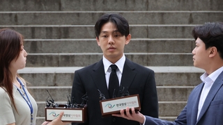 유아인, 프로포폴 9.6ℓ 투약…공소장에 '공범 만들기' 정황도