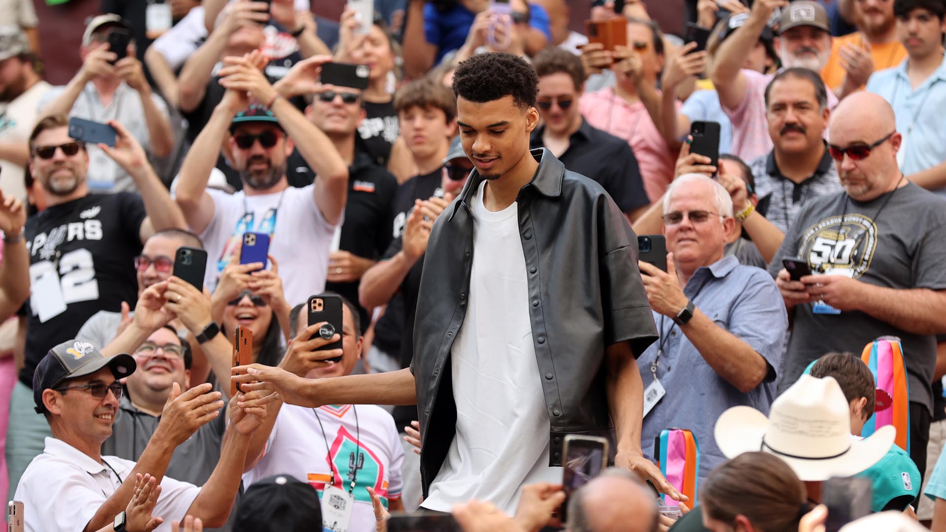 "사람 맞아?"…NBA '외계인' 웸반야마에 열광