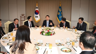 '혁신위와 갈등' 여 지도부, 윤대통령과 오찬…"소통체계 강화"