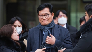 송영길 구속기한 10일 연장…불러도 불응·나와도 진술거부
