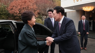 '이번엔 관저에서' 윤대통령-박근혜 오찬…두달새 세 번째 만남