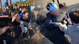 응원 머리띠 하고 "사인해 달라"…"지지자인 줄"