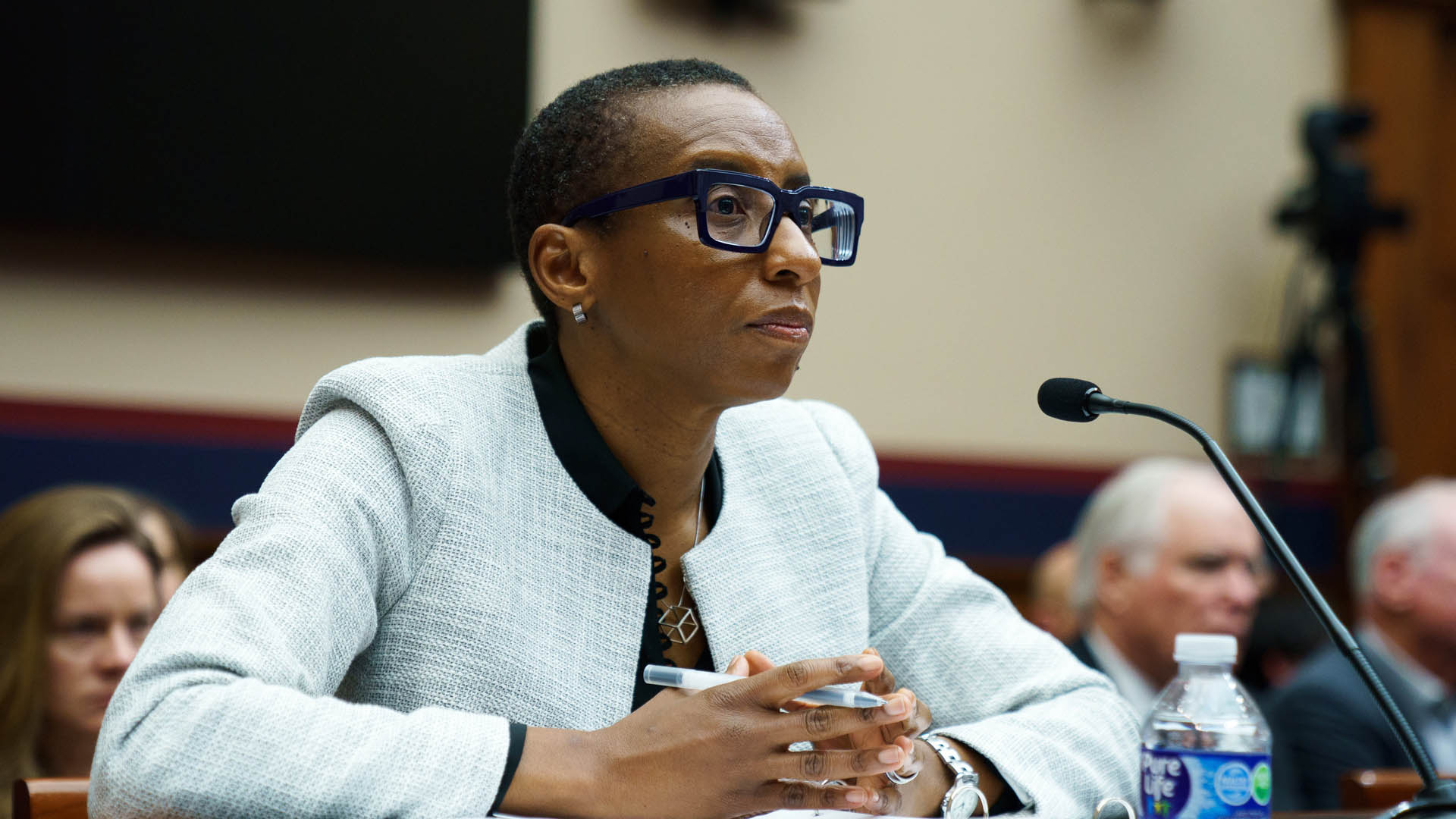 하버드 첫 흑인 총장 사임…보수진영 공격에 '백기'