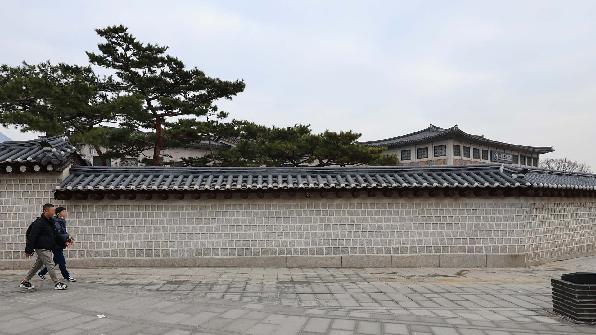 1억 들여 낙서 지운 경복궁 담장…복구 과정·재발 방지책은?