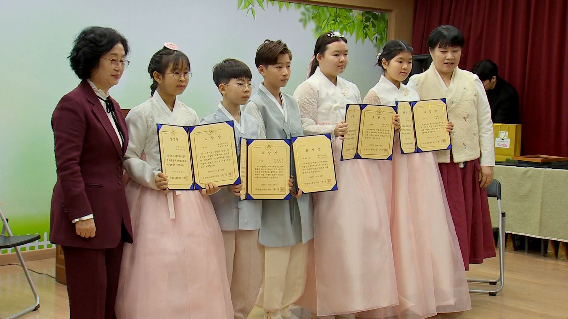 '온라인카지노 라이센스 벳엔드군이 우르르'…DMZ 초등생들의 특별한 졸업식