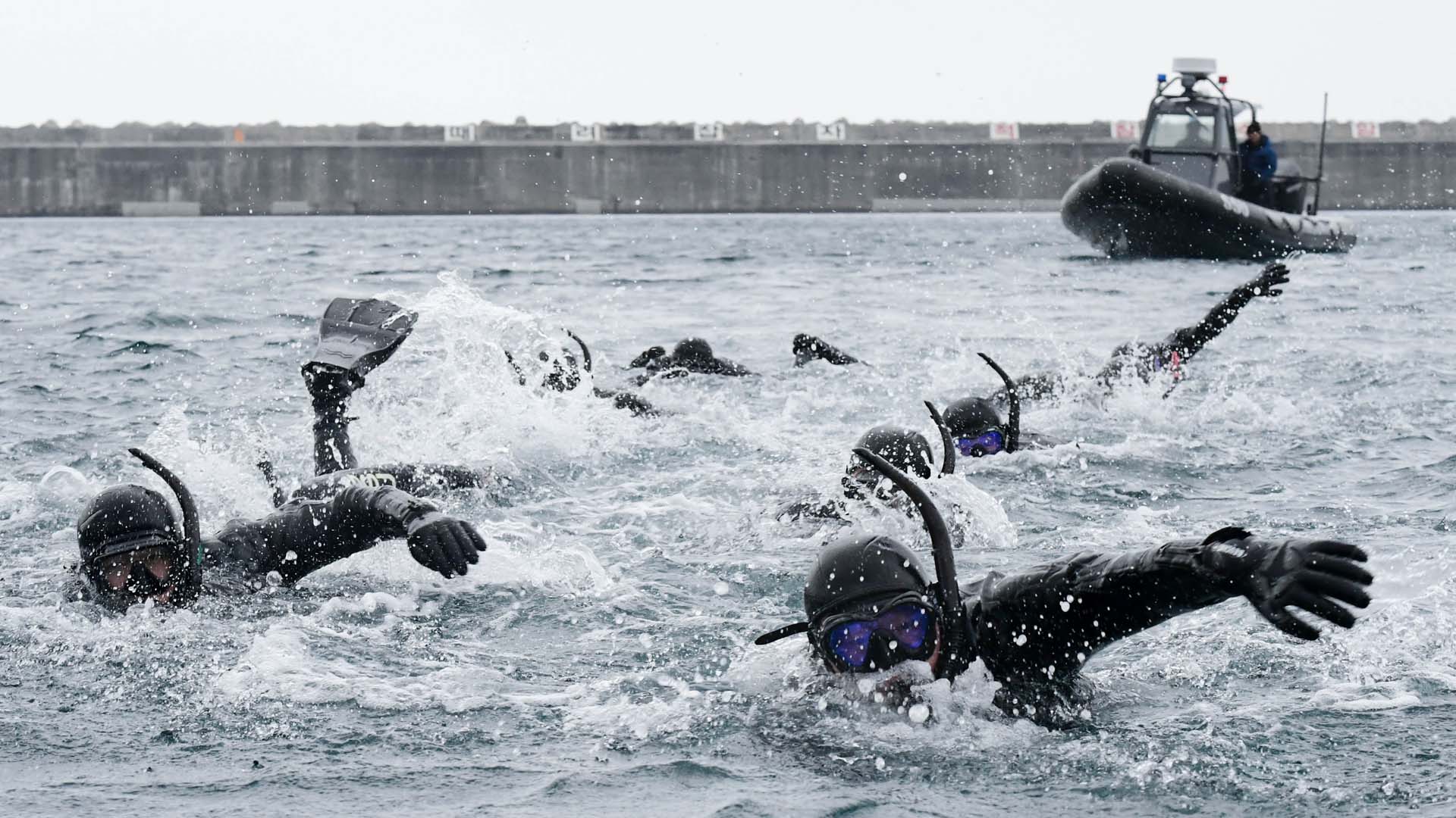 겨울바다서 흘린 땀이 생명 구한다…해군 해난구조대 혹한기훈련