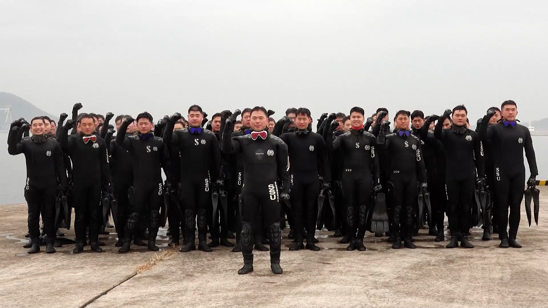 겨울바다서 흘린 땀이 생명 구한다…해군 해난구조대 혹한기훈련