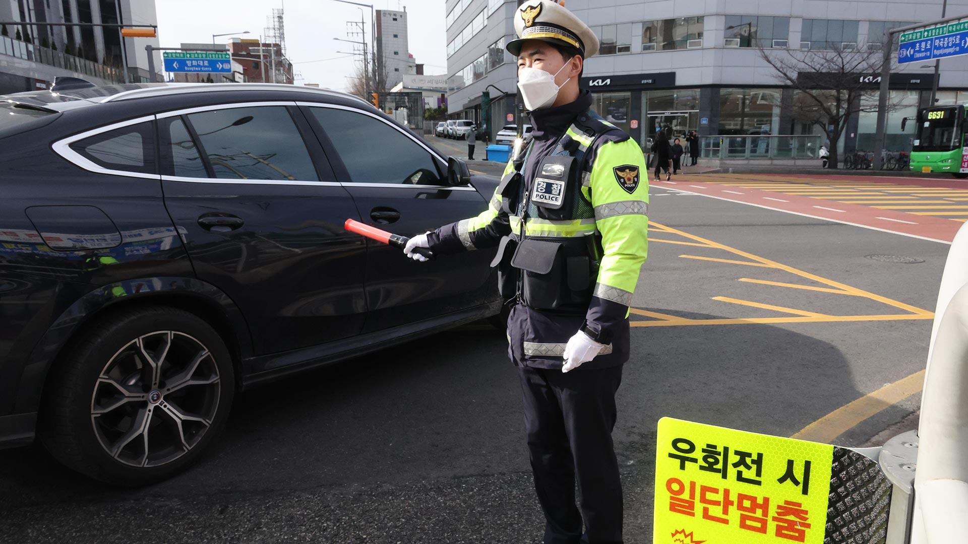 우회전 일시정지 시행 1년…온라인카지노 소울카지노 줄었지만 혼란은 여전