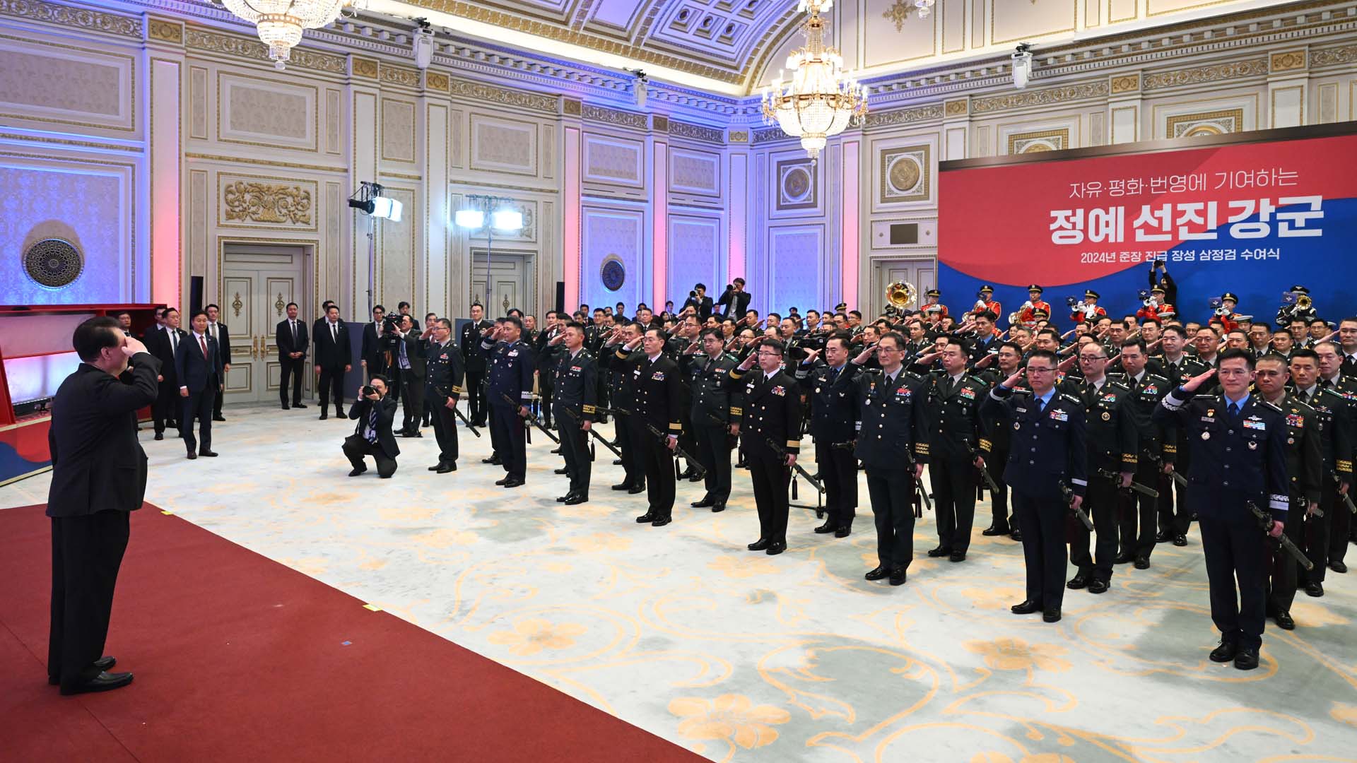 윤 대통령, 진급장성에 삼정검 온라인카지노 알파벳…"국가방위에 헌신"