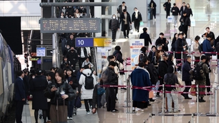 서울역·공항 설 연휴 분위기 '물씬'…"연차 썼어요"
