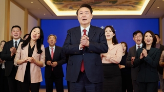 "사랑이 필요한 거죠"…윤 대통령, 참모진과 합창으로 설 인사